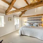 2 Bed In Oc-c34661 Feriehus